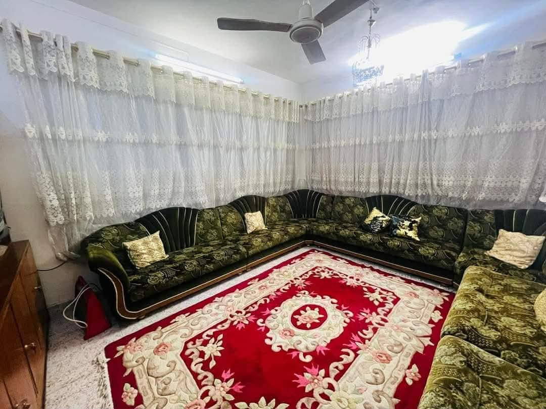 للبيع بيت  بحي الشرطة بالمربع الذهبي 

مساحة 200 متر 

واجهة 10 قبل مجمع راما بفرع 

طابقين بناء قديم 

اربع غرف نوم 

هول وستقبال 

صحيات بطابقين 

مطبخ بطابقين 

معزول الاول عن الثاني 

// للأستفسار  التواصل ***********
