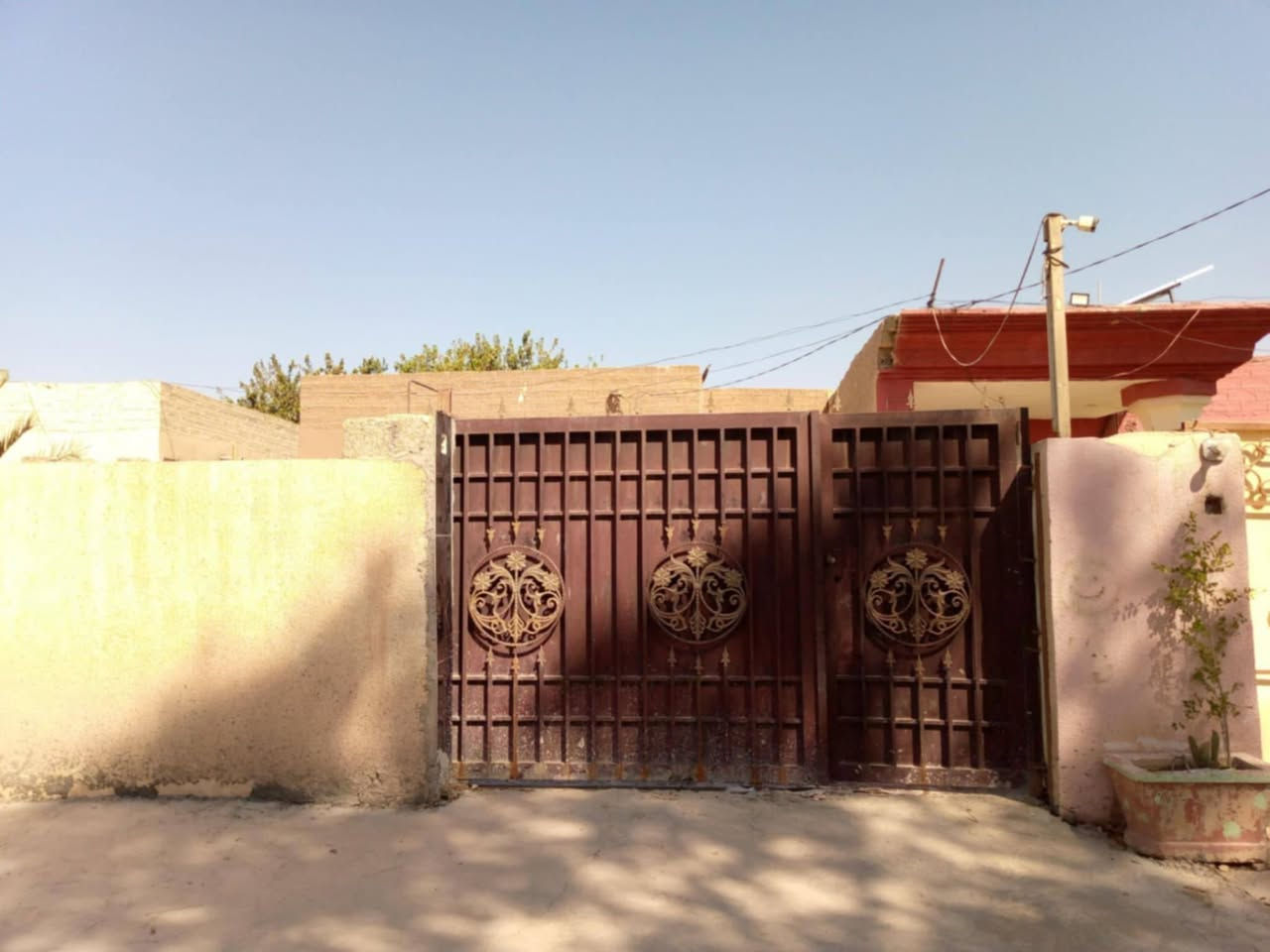 🏠دار للبيع في قضاء الحويجة بالقرب من معصرت الزيتون يفصل بينه و بين السوق الجدول الغربي قفط المساحة 500 متر السعر 75🪙 وبي مجال 
رقم الهاتف / *********** 📱

