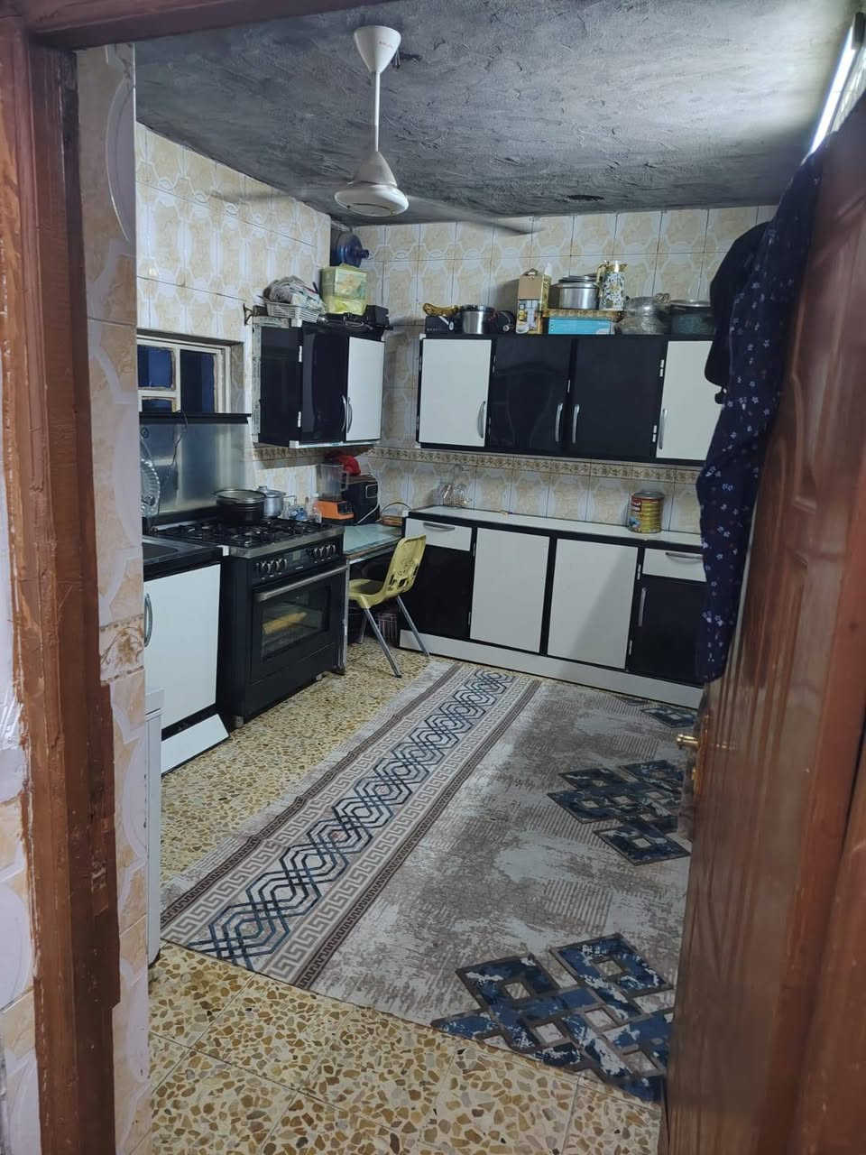 بيت زراعي 150 متر الورديه قريب عالشارع العام دربونه ابو سمير الدفاعي للعقارات البيت يحتوي  على غرفه + استقبال + صاله+ ومطبخ + حمام داخلي + حمام خارجي + ومخزن خارجي + بيت مسلح( البيت عوزه ترتيب) ( السعر البيت 37 مليون وبي مجال غير متواجد على الفيس) (***********)
