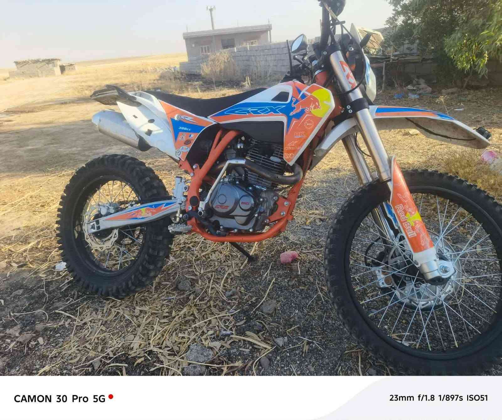 السلام عليكم شباب دراجه srx موديل 2025  موديل المكينه 2026 قوته2500cc دراجه  ما ناقصه بس بك لايت الخلفي كلشي شقال بي نكره سلف السعر 1300 وبي مجال قليل  مكاني جنوب الموصل ناحيه الكياره التصال عل رقم @*********** بي واتسب هم وتحياتي للجميع
