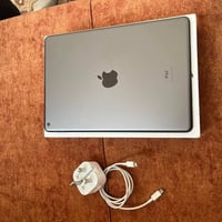 ايباد ٩ • ٦٤ • شاشة مكسورة