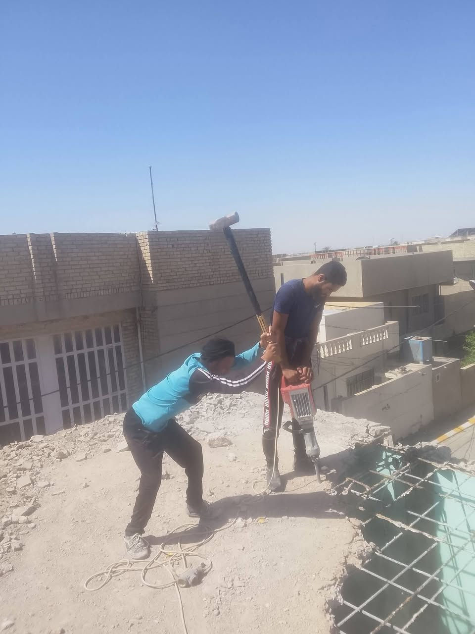 سلام عليكم  / يوجد كادر عمل جاهز/ تصعيد مواد/ تنضيف بيوت/ تفليش/ تكشيط/ تنضيف حدائق/ دفن نهري  / شقلنه ليل ونهار   /ومعداتنه جاهز/ ماعليك بس تصال على رقم  /     ***********
