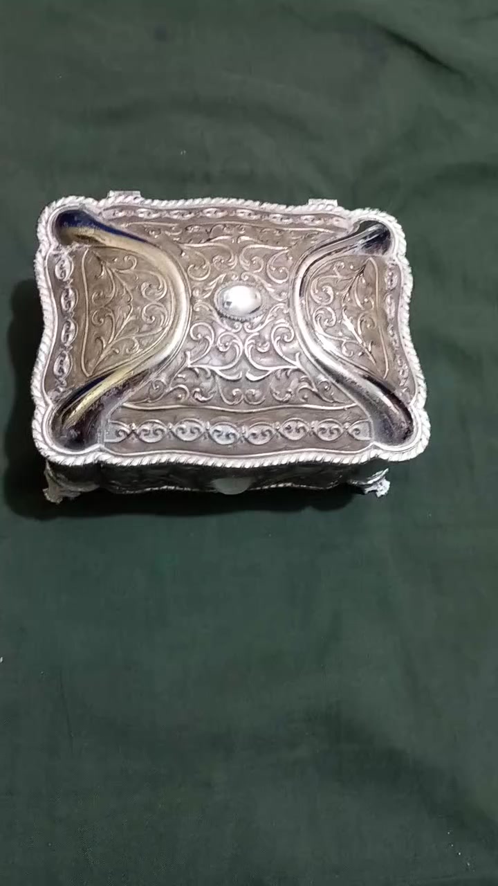 انتيكا قديمه بس ما اعرف مطلي بالفضه او لا  ا خليت المغناطيس ملزك بس بالقاعدة من جوا


**إذا كنت صاحب هذا الإعلان وتريد حذفه لأي سبب، رجاءا أرسل رسالة إلى الدعم الفني**