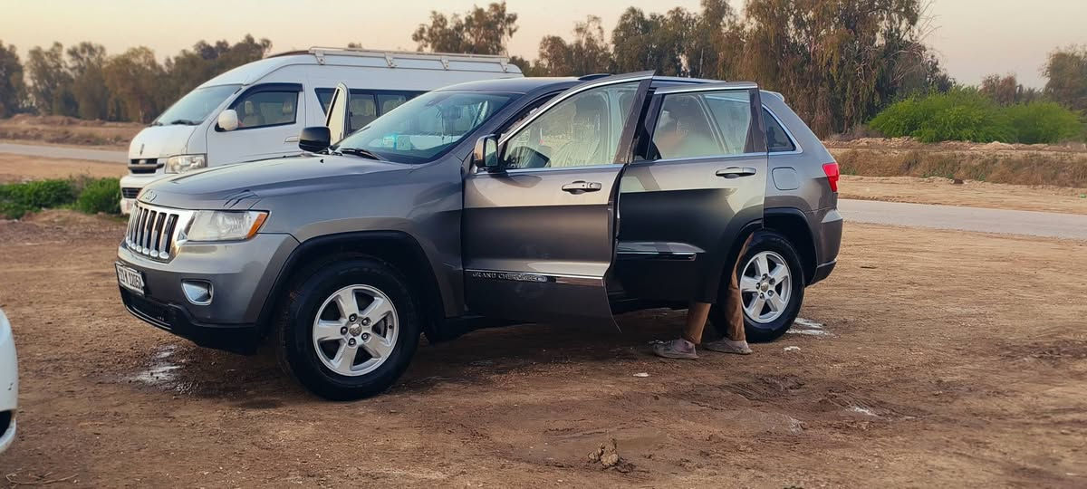 جيب لاريدو موديل ٢٠١٢ حلوه ونضيفه ماتخسر عليها برفي سونار موجود شوف بعينك 
مراوس فقط بجارجر حتلو مصبوغه عام بس كون نضيفه 
***********
