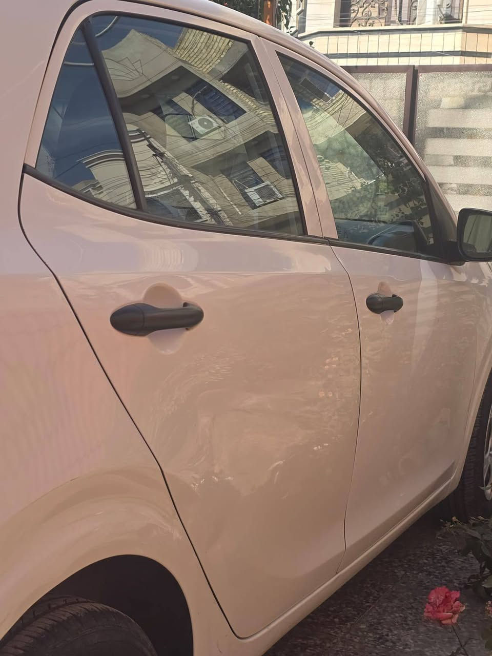 السلام عليكم
كيا بيكانتو موديل 2020 خليجي ماشية 35 الف كيلو فقط السيارة بيها ربع صبغ بالباب الخلفي من جهة الجاملغ الايمن و الجاملغ الايمن بي طعجة خفيفة موضحة بالصورة و الباقي كفالة  السيارة جديدة و ممشاها قليل لون ابيض رقم اربيل سعرها 115 و بيها مجال للشراي ***********
