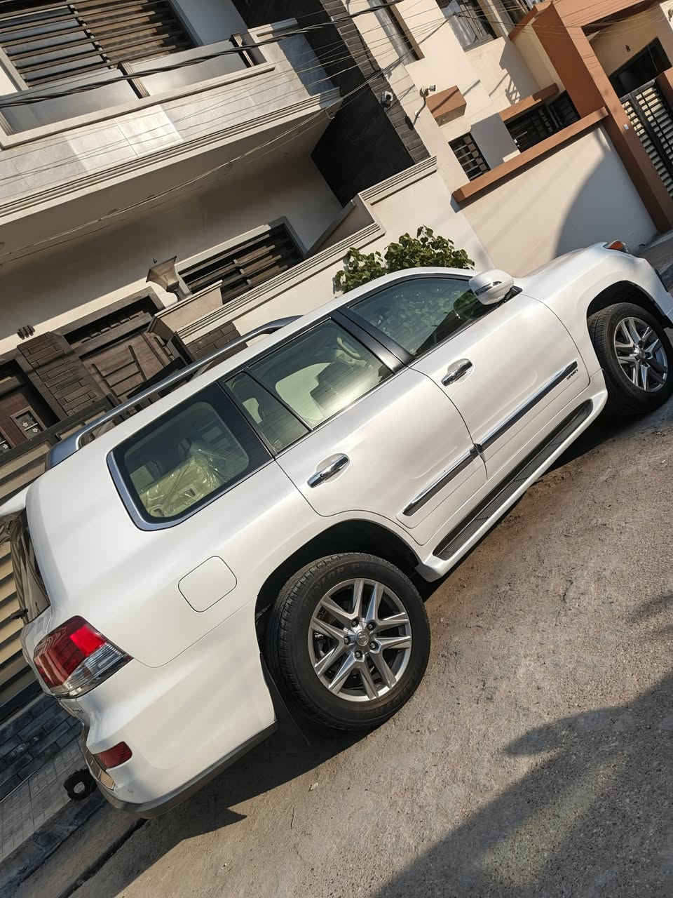 السلام عليكم لاكزز خليجيه بغداد أبيض موديل٢٠١٣ بدون صبغ  السيارة جديده شاشات فول جلد السعر ٤٠ هاتف***********
