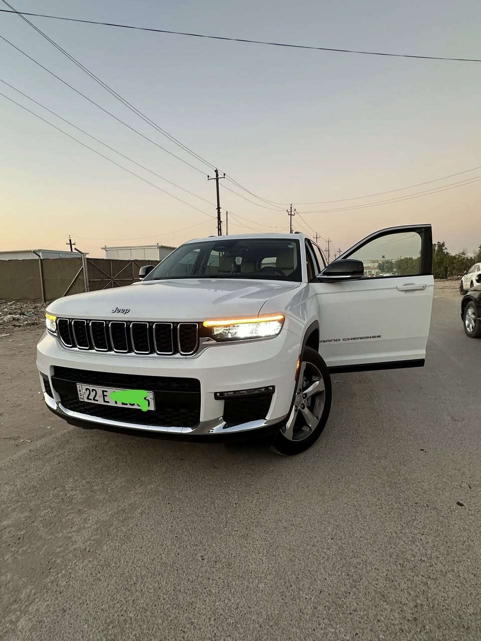 سيارة جيب كراند شيروكى ليميتد  الشكل الجديد 7راكب الموديل:2021 (خليجي) مكفولة  كفالة عامة
العداد:44الف ميل قابل للزيادة
المحرك: 3.6 
المواصفات:
*نظام دفع رباعي 4X4 متطور
*فتحة سقف بانوراما
*الصندوق كهربائي 
*رادار تفاعلي مع خاصية التوقف والانطلاق
*تحذير النقطة العمياء
*تحذير الخروج عن المسار
*نظام المحافظة على البقاء فى المسار
*خاصية المساعدة على التوجية فى التقاطعات لتفادى الحوادث
*حساسات امامية وخلفية
*كاميرات 360 للرؤية المحيطية
*المرآة الداخلية مزودة بشاشة لعرض الكاميرا الخلفية
*نظام مانع تصادم خلفى
*المقاعد الخلفية مدفأة
*مقعد السائق والراكب مدفأة وتبريد وكهربائية
*مقعد السائق ذاكرة
*نظام ابل كار بلاى و اندرويد اوتو 
*نظام صوتي فاخر
*دخول ذكي (بصمة)
*نظام التشغيل عن بُعد
*نظام التحكم التلقائي في الضوء العالى

*انماط قيادة متعددة رياضية وللطرق الوعرة

السعر :  350 وبيه مجال بسيط 
الاتصال :***********
