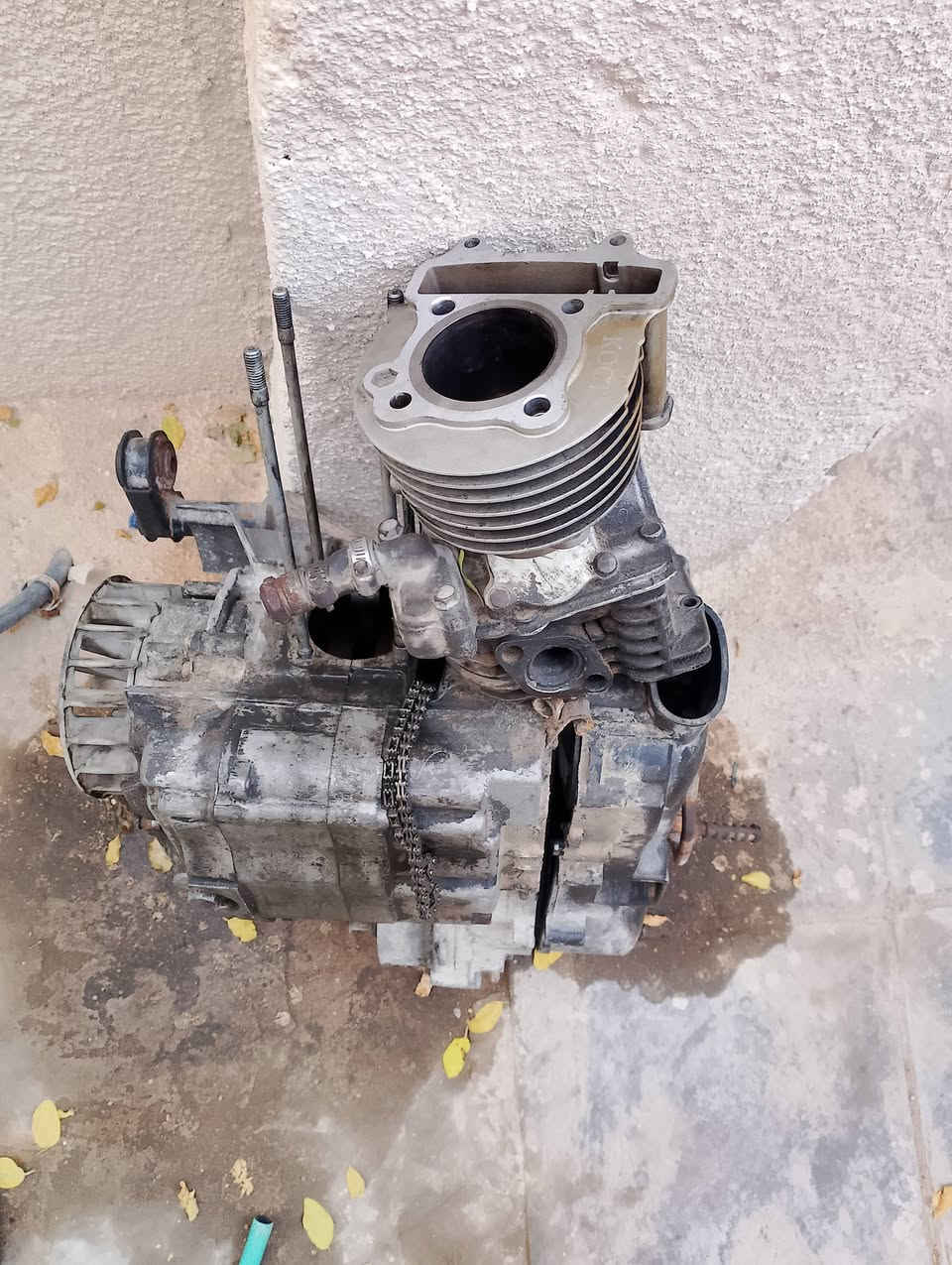 شاصي مال جي فور وضفيره ما بيه كطع ومكينه مفتوحه بوشه بلاد ما بيه شي وبستم بلاد ما بيه شي وكفرات وخزان بانزين كامل بريكات دسك غراض كامله دراجه كوم حديد بس بيه هواي اشياء اصليه وبعدهم بلاد ***********واتساب وتلي موجود فيس

