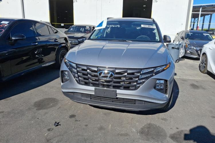 🚗 للبيع: توسان موديل 2024

- النوع: هيونداي توسان  
- الموديل: 2024  
- المواصفات: ايرباك + تبريد (بردة)  
- الحالة: ( جيد)  
- اللون: (سلفر)  
- الممشى: (60 الف)  
- المواصفات الإضافية: (شاشة، كاميرا، حساسات، فتحة سقف… إذا موجود)

💰 السعر: (13500) واصل حرة السيارة حاليا في الحرة

📍 الموقع: (السيارة في الحرة الاردن

📞 للتواصل: مكتب القمة
رقم الهاتف: (*********** محمد )
او ***********
او تواصل مكتب مزاد القمه 
🔹 السيارة بحالة ممتازة وجاهزة للفحص
🔹 واصل للعراق حرة 17000
او شهداء 150$
