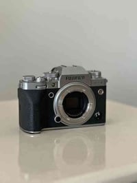 Fuji film XT-4 كاميرا فوجي للبيع كلش نضيف بس جوا البودي مشخوط بسبب ستا...