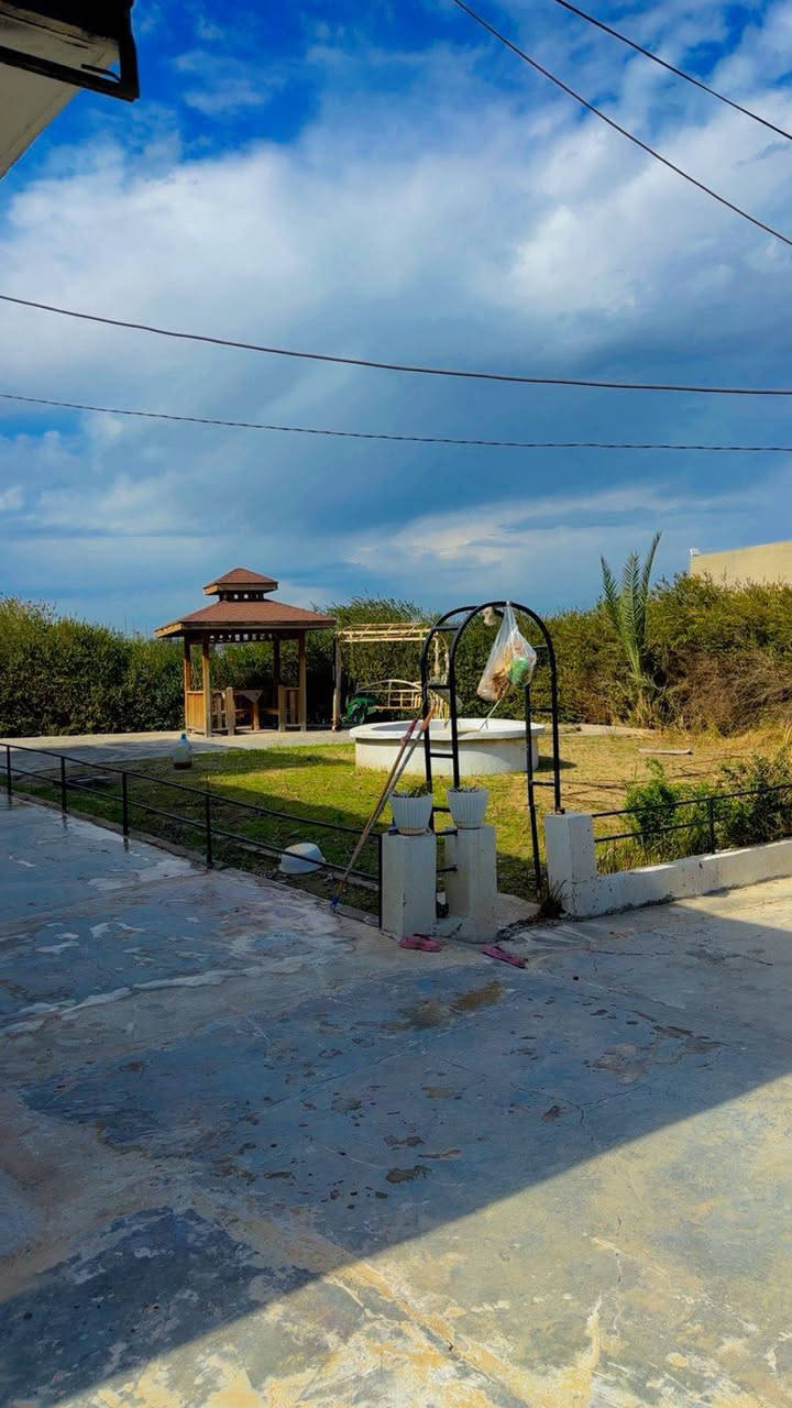 بيت للبيع بهواره برزه ..4غرفه نوم معا استقبال ومطبخ صحيات 4 بيت قاطين خدمات كامل بيت خطين كهرباء وخطين مي  سعره مناسب فيلئ مو بيت فول سقف ثانوي وكاشي مساحه 300م ***********
