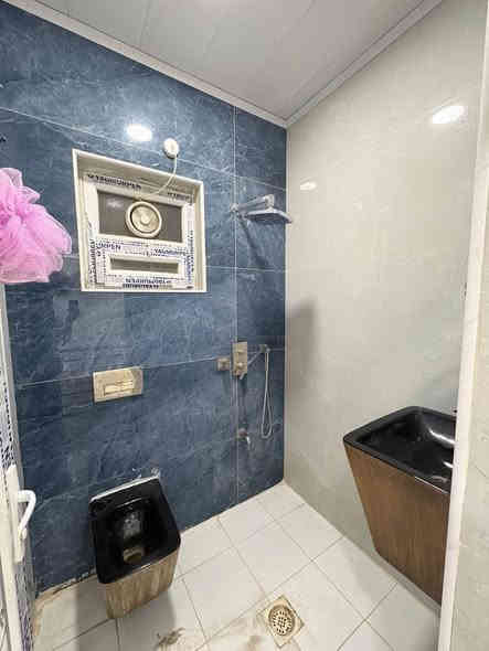 #للايجار في السيديه
🌐بيت زيرو مدخلين  مساحة  60 متر ثلاث طوابق نضيف جدا 
يحتوي على
💠  ثلاث غرف نوم 
💠صاله
💠مطبخ 
💠وخدمات  عدد 2 ويحتوي علا اربع سبالت ويحتوي علا كيزر وسخان وماطور 

سعره الايجار مليون 

📍موقع مربع الاقتصادين قرب مستشفى الملكي 

⚜️للاستفسار والتواصل 
***********
