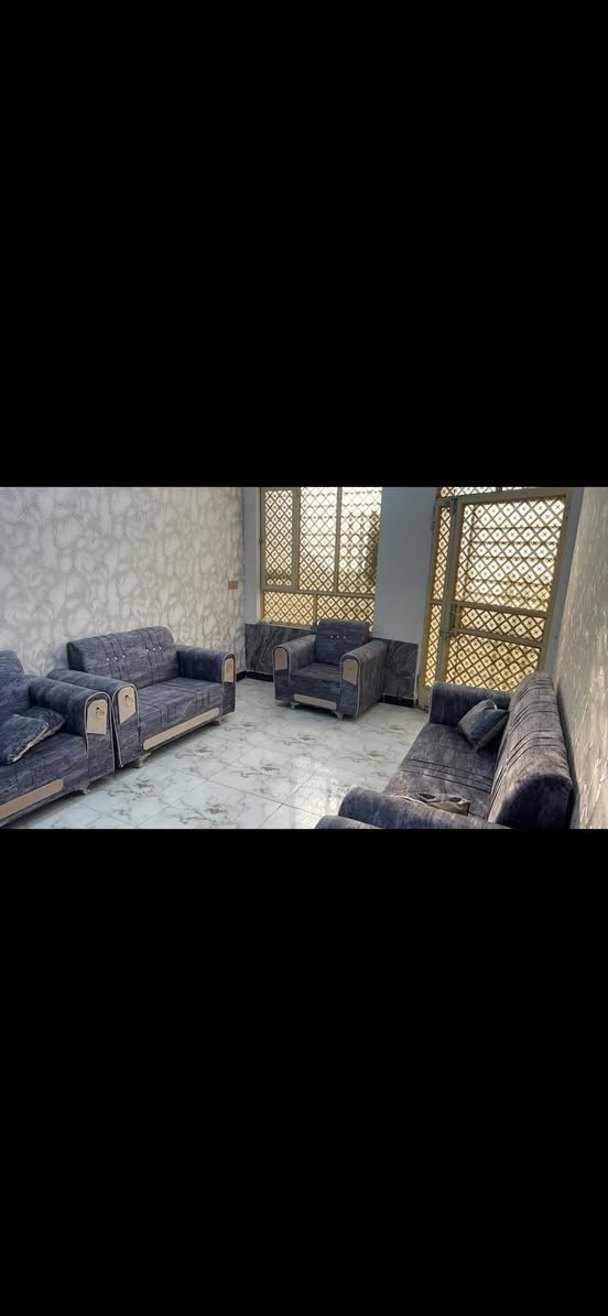 بيت للايجار مؤثث في الزعفرانيه مجمع بيت بنيه جاهز للسكن غرفتين نوم  الفرع 13 يسار  يتآجر مؤثث 
البيت مدخلين كراج 
الطابق الارضي يحتوي على استقبال ومطبخ وحولي وخدمات وترك وغرفه نوم 
والطابق الثاني غرفه نوم  ومخزن بيتونه وسطح
البيت مؤثث من سبلت  عدد 1 وكاونتر + طباخ
 واثاث غرفه نوم  وتخم قنفات ومبردة
وماطور ماء وخط السحب
سعر الايجار 500 
***********  واتساب
