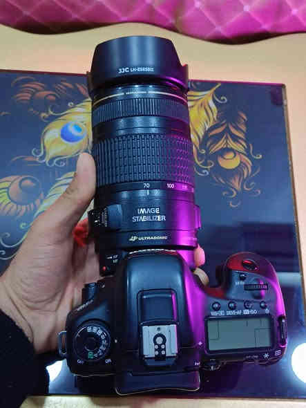 كانون 7D mark ii
نضاف 95% موضح كلشي ب صور 
ملحقات كامله جنطه او شاحنه او بطاريه 
وياه عدسه رياضيه 70-300 الترى سونك رنك ذهبي ستبلايزر 
مكاني كربلاء  توصيل متوفر 
واتساب ***********
