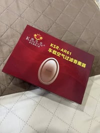 ينقّي هواء السيارة من الروائح. • يعطي تعطير خفيف داخل المقصورة.   • بع...