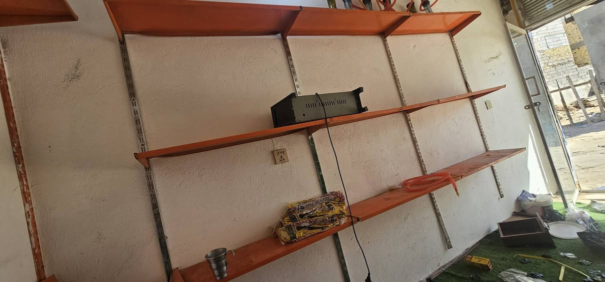 رفوف للبيع طول ١٠ متر ارتفاع ٣ رفوف يعني ٣٠ رف قيم بما يرضي الله واخذ مكاني نجف
***********
