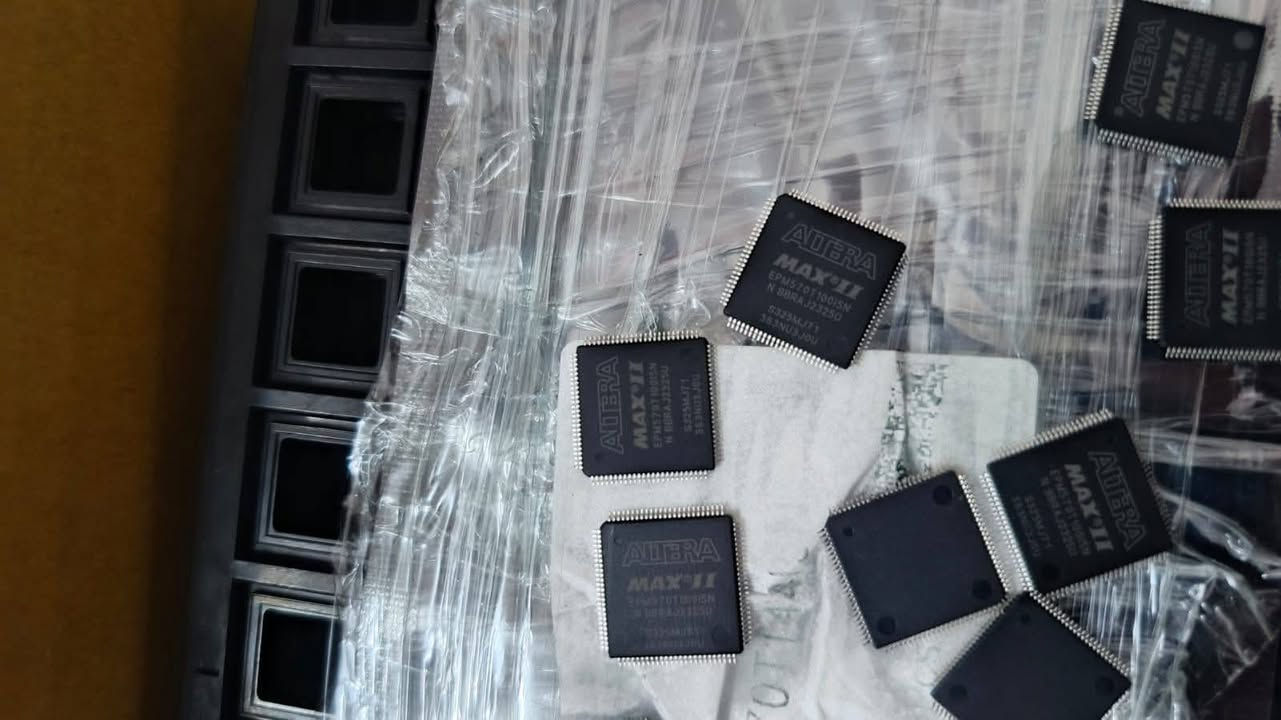 متوفر 350 قطعة كله جديد 
المعالج المنطقي الذكي Altera MAX II متوفر الآن!
هل تبحث عن الكفاءة والسرعة العالية لمشروعك الإلكتروني القادم؟ إليك رقاقة Altera MAX II (الطراز EPM570T100I5N)، الحل المثالي والمنخفض التكلفة للتحكم المنطقي المتقدم وتوسعة المنافذ.💡 أهم الميزات:هندسة مرنة: تحتوي على 570 عنصرًا منطقيًا (Logic Elements) لمعالجة البيانات بسرعة فائقة.استهلاك طاقة منخفض للغاية: مثالية للأجهزة المحمولة والأنظمة المدمجة.ذاكرة فلاش داخلية: ميزة التشغيل الفوري (Instant-on) وحفظ البيانات دون الحاجة لذاكرة خارجية.💻
 الأنظمة والأجهزة المتوافقة 〽️ (Compatibility):تتوافق هذه الرقاقة وتعمل بشكل ممتاز مع مجموعة واسعة من أدوات التطوير والأنظمة الإلكترونية، ومنها:
1- برامج التصميم والبرمجة:برنامج Intel / Altera Quartus II (للتصميم والبرمجة والمحاكاة المنطقية).
2- بيئات التطوير التي تدعم لغات الوصف العتادي مثل VHDL و Verilog HDL.
3- أجهزة ومبرمجات البرمجة المباشرة (ISP):
4- مبرمج USB Blaster (من Altera/Intel) لرفع الأكواد البرمجية عبر نظام JTAG.التوافق العتادي وبدائل اللوحات:
5- لوحات التطوير والتقييم MAX II Development Boards / Kits.تتوافق ميكانيكيًا في التصميم (نفس توزيع الأطراف وحزمة TQFP-100) كبديل مباشر لبعض الطرازات مثل EPM570T100C5N و EPM570T100A5N
 (مع ضرورة مراجعة الجهد الكهربائي للمشروع).
التطبيقات والأجهزة الطرفية المتوافقة:
أنظمة التحكم الصناعي والميكاترونكس.
أجهزة التوجيه المدمجة وأنظمة اتصالات البيانات (تحويل البروتوكولات وجسور النواقل Bus Bridging).
لوحات التحكم في شاشات العرض وأجهزة القياس.


**إذا كنت صاحب هذا الإعلان وتريد حذفه لأي سبب، رجاءا أرسل رسالة إلى الدعم الفني**