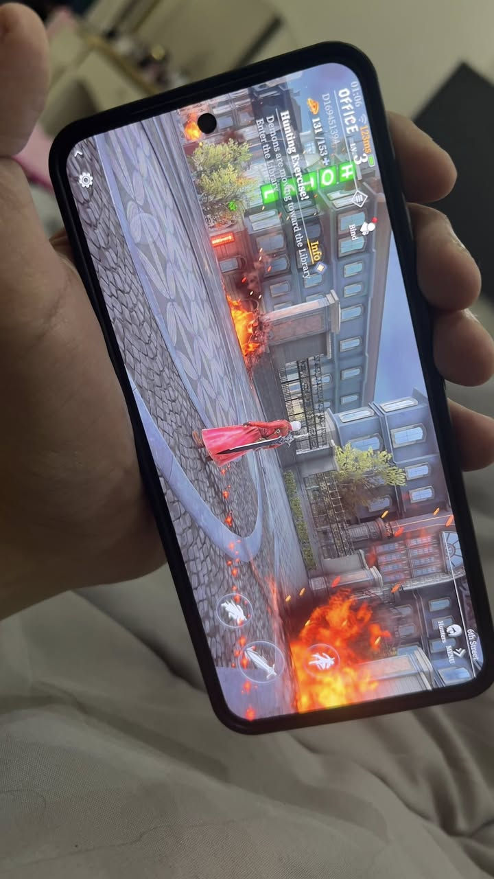 تكنو كمون 40 بريمير 5g للبيع كامل ملحقات مع كفرات عدد 2 للبيع بسعر 365 الف قفل بدون اي عملة نسبة البطارية 98‎%‎
iOS 15  
 • المعالج: MediaTek Dimensity 8350 Ultimate AI (بنظام 4 نانومتر)  
 • دعم شبكات: 2G / 3G / 4G / 5G  

📺 الشاشة
 • الحجم: 6.67 إنش LTPO AMOLED  
 • الدقة: 1260 × 2800 بكسل (+1.5K)  
 • معدل تحديث: 144 Hz  
 • الحماية: Corning Gorilla Glass 7i  
 • سطوع أقصى: 1600 نيت  

📸 الكاميرات

الخلفية (Triple):
 • الرئيسية: 50 MP Sony LYT-701 مع تثبيت بصري OIS  
 • تليفوتو Periscope: 50 MP للتقريب البصري  
 • واسعة الزاوية: 50 MP  

الأمامية:
 • 50 MP  

📦 الذاكرة والتخزين
 • الذاكرة العشوائية (RAM): 12 GB  
 • الذاكرة الداخلية (Storage): 256 GB  
 • لا يدعم بطاقة ذاكرة خارجية microSD  

🔋 البطارية والشحن
 • البطارية: 5100 mAh  
 • شحن سريع: 70 W  

📶 إضافات ومزايا
 • مقاومة للماء والغبار IP68 + IP69  
 • بصمة داخل الشاشة Optical  
 • سماعات Stereo + Dolby Atmos  
 • شبكات Wi-Fi Dual-Band، بلوتوث 5.4، NFC، USB-C مع OTG  
 • أبعاد الهاتف: 161 x 75 x 7.7 مم ووزن حوالي 193 جرام  

📊 ملخص:
هاتف كامون 40 بريمير من تكنو يأتي بفئة عالية الأداء خاصة في التصوير والشاشة السريعة، مع معالج قوي وشحن سريع ومقاومة للماء، مما يجعله منافس قوي في فئته السعرية.


**إذا كنت صاحب هذا الإعلان وتريد حذفه لأي سبب، رجاءا أرسل رسالة إلى الدعم الفني**