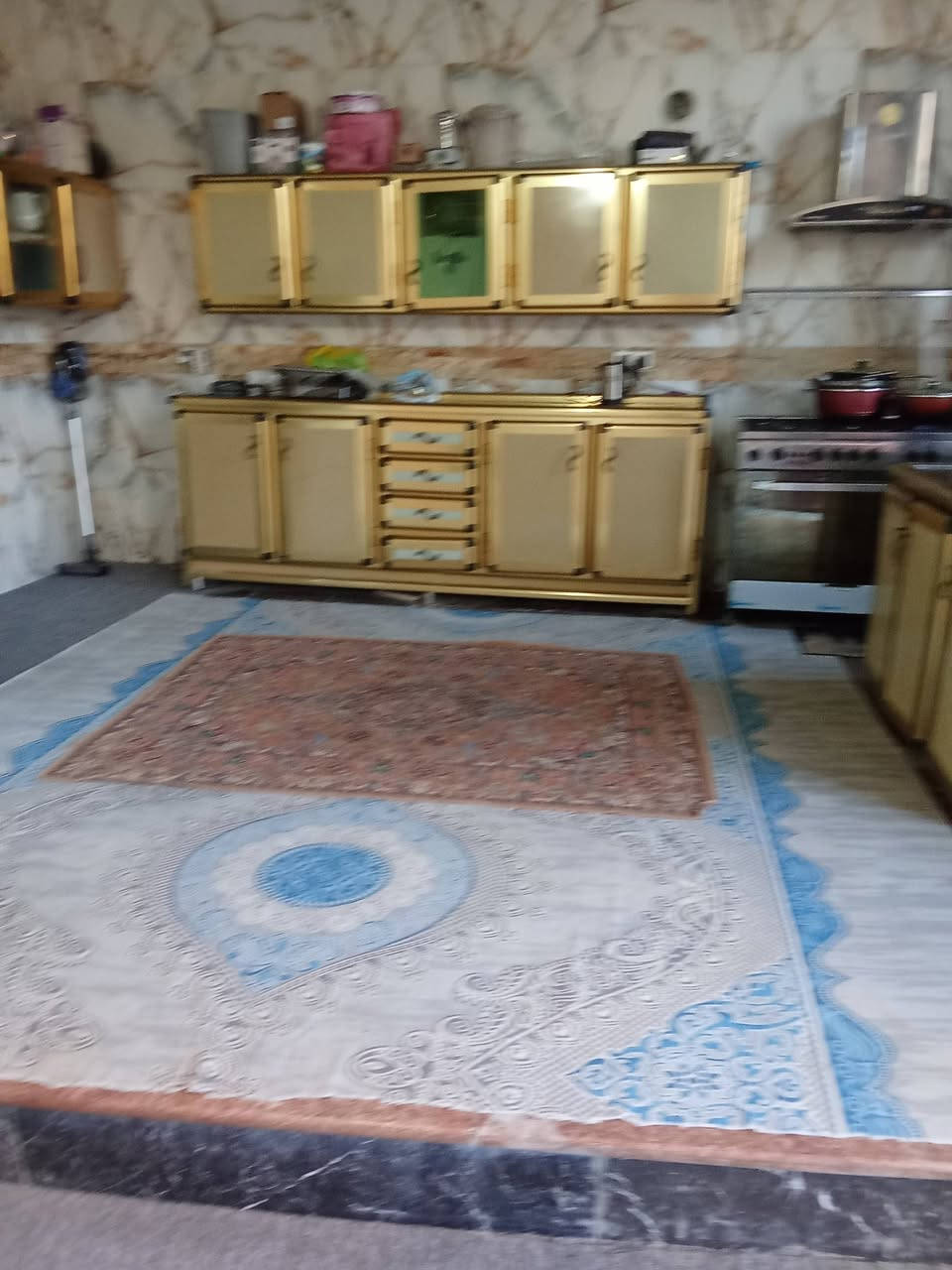 دار للبيع مساحته 200م  شارع المطار الجديد ونفس القرب على شارع المعمل الاسمنت بناء درجه اولى صب طابوك الارضيه مرمر غرفتين 5/4 صاله 5/9 ومطبخ مفتوح على الصاله وصحيات داخل الصاله الاستفسار ***********واتساب
