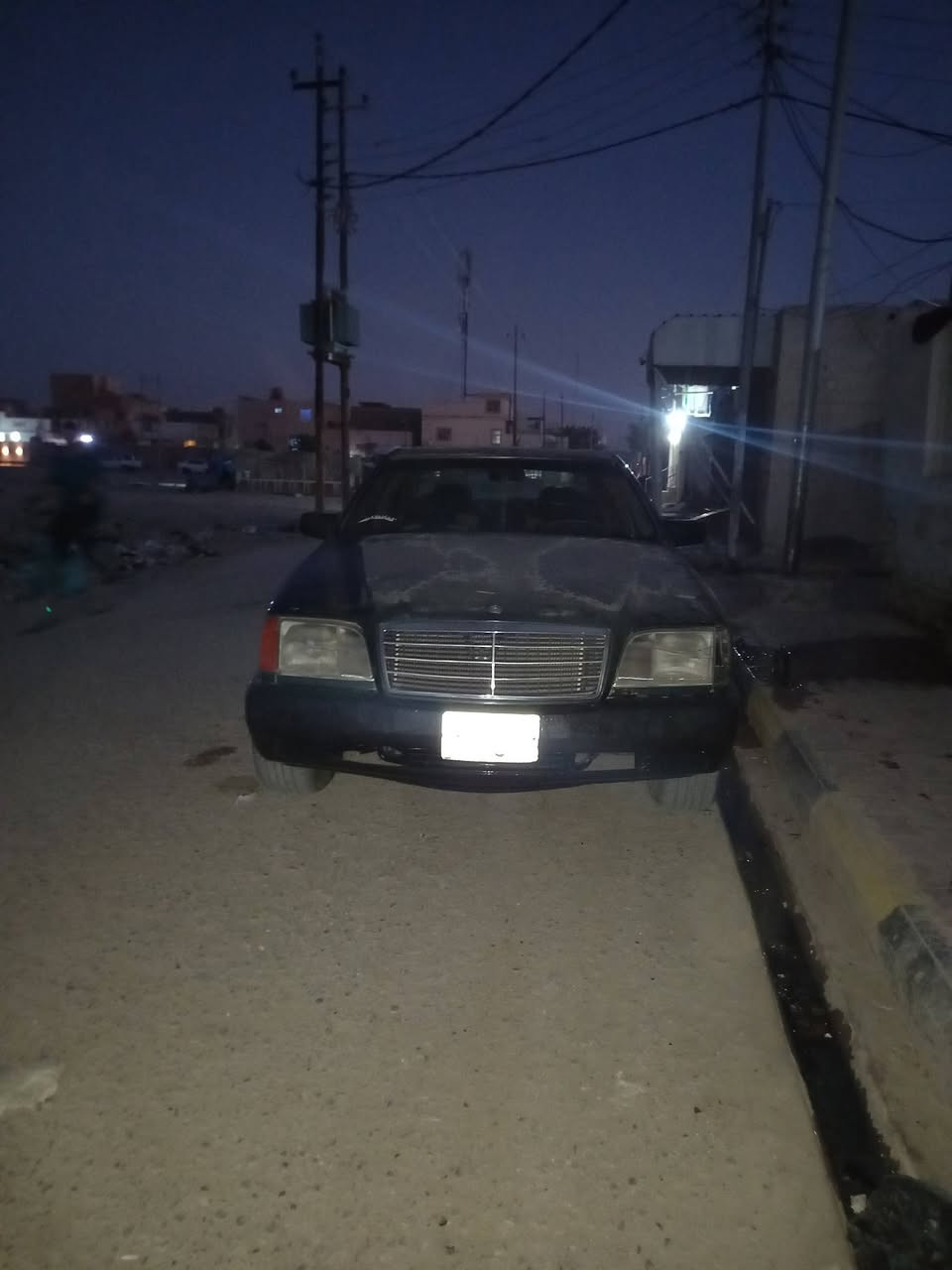 السلام عليكم 
سيارة مارسدس شبح موديل 92 حجم 300 بغداد خصوصي مكينه راس الثور سياره جاهزه شغاله سعر 35 وبي مجال رقم الموبايل واتساب ***********
