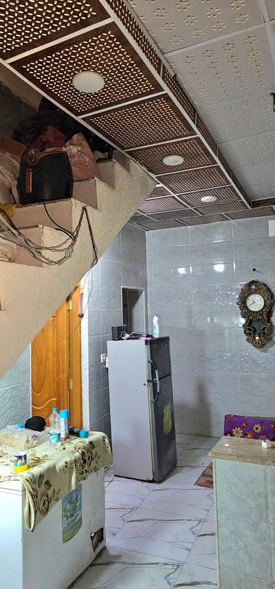 مساحه 80 بناء سنه25 جديد صب كونكريت يحتوي على استقبال وحمام خارجي ومطبخ وصاله وغرفه وحمام داخلي +مكشوفه بيت نضيف وجديد ودرج وسطح صب 30 وبي مجال *********** الواتساب
