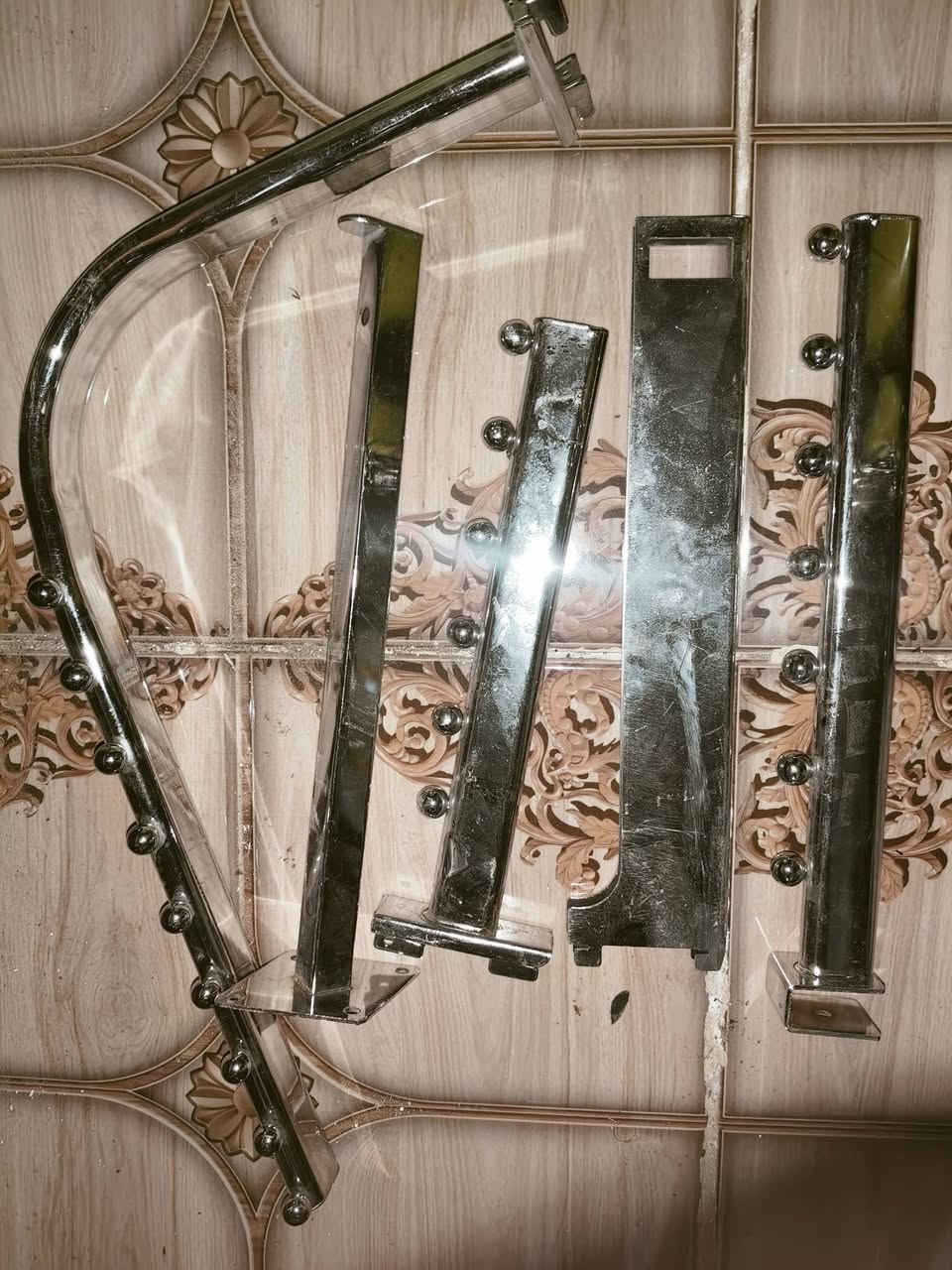 السلام عليكم عندي غراض مال محلي عزلته
تعاليگ تقريباً 50 وحده 
رفوف 3 خشب مع شخاطات سلي ستيل مثل ما موضح بالصوره 
مع ملكانات عدد2. 
للأستفسار الاتصال بالرقم ***********
