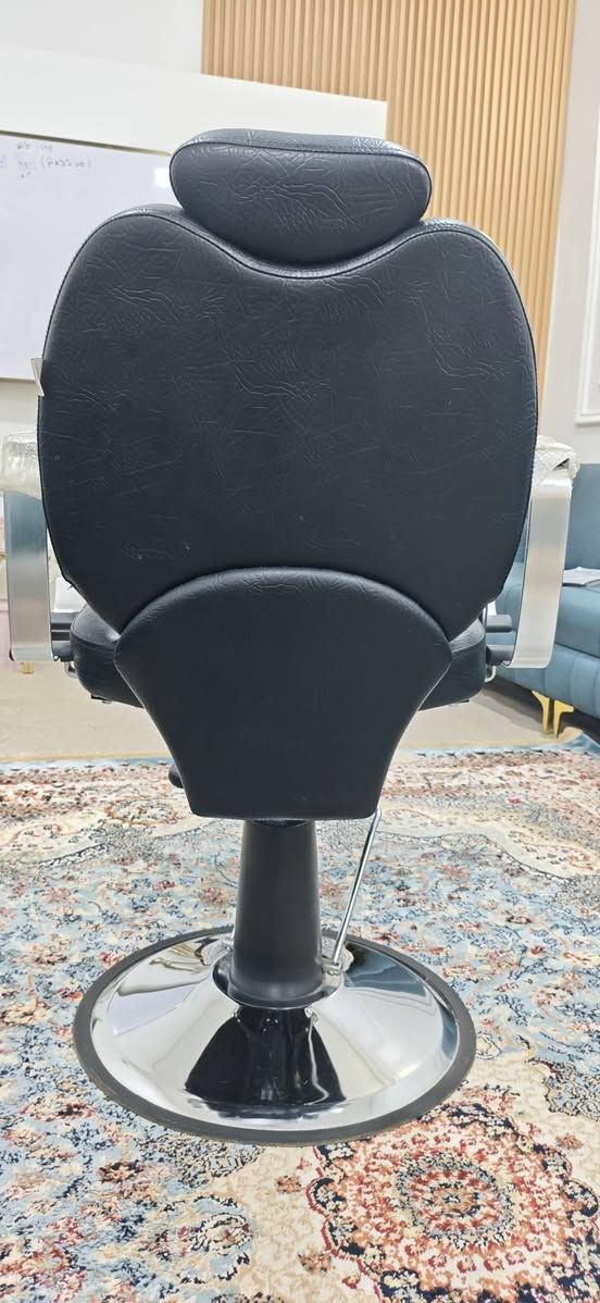 كرسي حلاقة نظافة 100%
السعر 150 الف 
مكاني الديوانية مركزز 
***********
