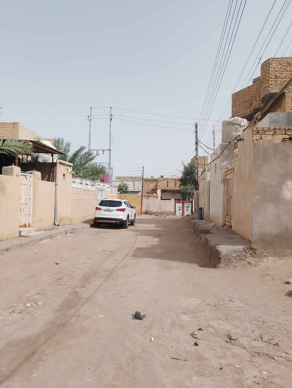 بيت طابو 100 متر الواجه 5 والنزال 20 طابقين الطابق الاول يحتوي على غرفه صاله مطبخ صحيات طارمه  9 أمتار مكان استقبال والطابق الثاني غرفه مطبخ صاله صحيات البيت كله سيراميك ارضي وجداري  بس الطابق الثاني عوزه سقف ثانوي ونقط كهرباء فقط العنوان حي العسكري شارع الترابي للاستفسار الاتصال او المراسله ‏‪***********
