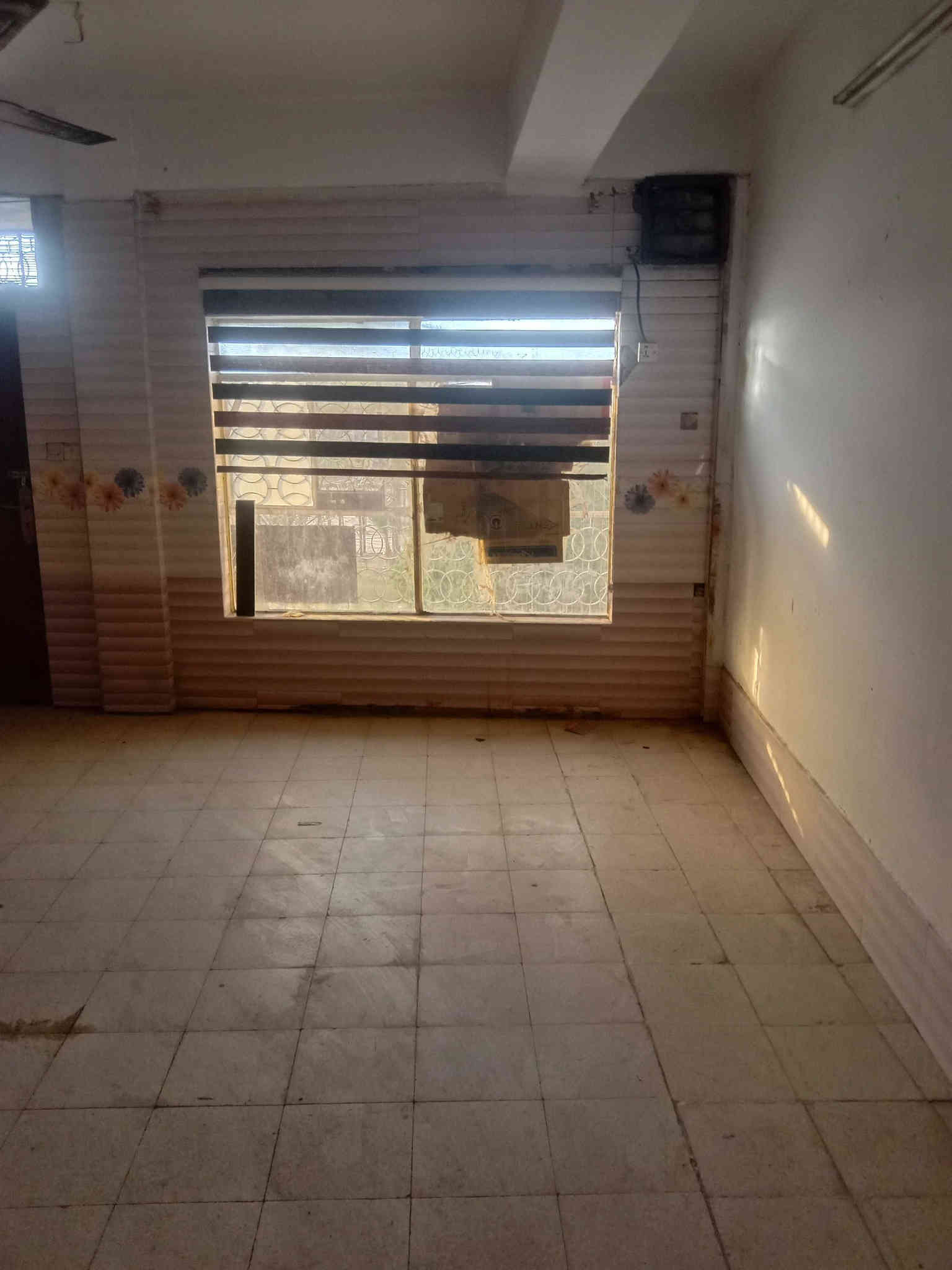 عندي شقة للايجار  بلكرادة خارج ساحة الواثق عمارة الواثق ركن  موقع مميز على شارعين 52و62 مدخلها على شارع 62  طابق ثاني تتكون من صالة كبيرة وغرفة نوم ومطبخ وصحياة المساحة 150م  اليجار 500  للتواصل على رقم التليفون *********** بي وتساب
