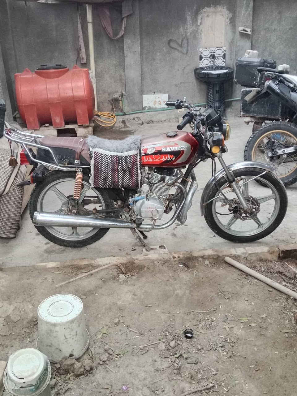 السلام عليكم للبيع دراجه سفان موديل 2018  اوراق اصوليه  مكينه ما مفتوحه كهربائيات كلها شغاله  مثل ما واضحه كدامكم نظافتها (السعر 400 قفل) العنوان حله شارع 80 قرب مسجد الرحمن  الاستفسار ***********
