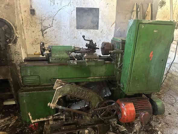 يوجد معمل تورنة للبيع يحتوي على:

⚙️ تورن عدد (2)

 • الأولى: صناعة روسية

 • الثانية: صناعة ألمانية

 • الحجم: متر

 • دريل ثابت

 • كوسرة قطع

 • سناور تعديل شيش حديد

 • مقص

📍 الموقع: بغداد – حي العامل

💡 المعدات نظيفة جداً ولكن متروكة (غير مستخدمة حالياً).

💰 السعر ٨ مليون وبيه مجال 

📞 للاستفسار والمراسلة: ***********
