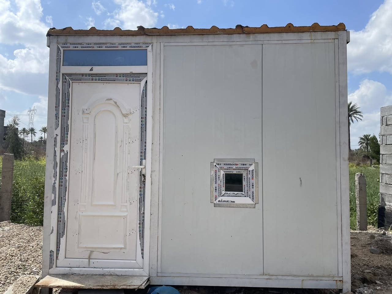 من الخاص ⛔️
كرفان شغل جديد 
قياسة 3/5 2/5 
جاهز من كلشي كهربائيات ، قاعدة ، طرمة ، ٤ منافذ تهويه  
السعر ١،٣٥٠ وبي مجال 
للأستفسار ***********
