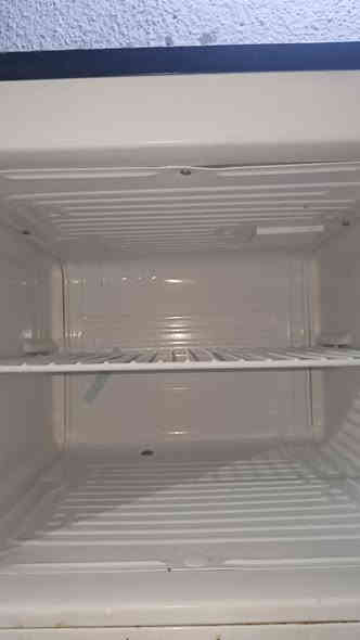 ثلاجه للبيع 12قدم نضافه فول للستفسار موجود خاص *********** لعنوان بغداد زعفرانيه
