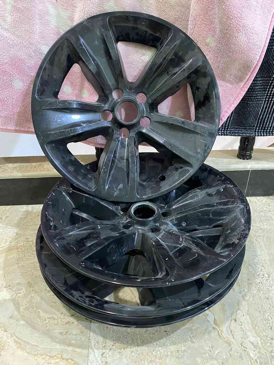 سلام عليكم عندي زعنف اسود مال قمار لون اسود
وكبات سود مال جارجر حجم ١٨ 
راديتر وجوين نظاف
كشافات هنه والمسطر الي بنص النيكل مال اوباما بجمC بعدهن بجيسهن
قايش ورولات سعر مناسب مكاني بصره رقم***********
