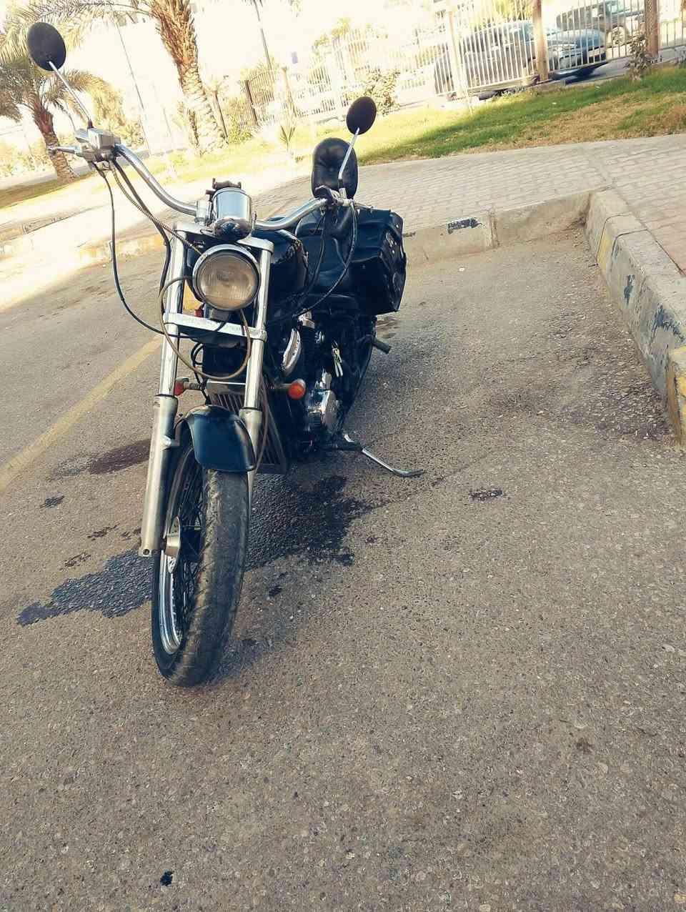 هارلي ستد (هوندا) 400 سي سي 
محرك نظيف زنجيل و دشالي جدد كهربائيات كامله عدى الاشاير يرادلهن ربط صالنصات رياضي صوت راقي و جنط يمنه يسره 
ملاحضاتها : يرادلها اشاير و صفاحيات بس 
للمراوس بدايون لايتي او نفخ 
او بيع سعر 1550 مكاني كربلاء باب طوريريج *********** بي واتساب كربلاء, العراق
