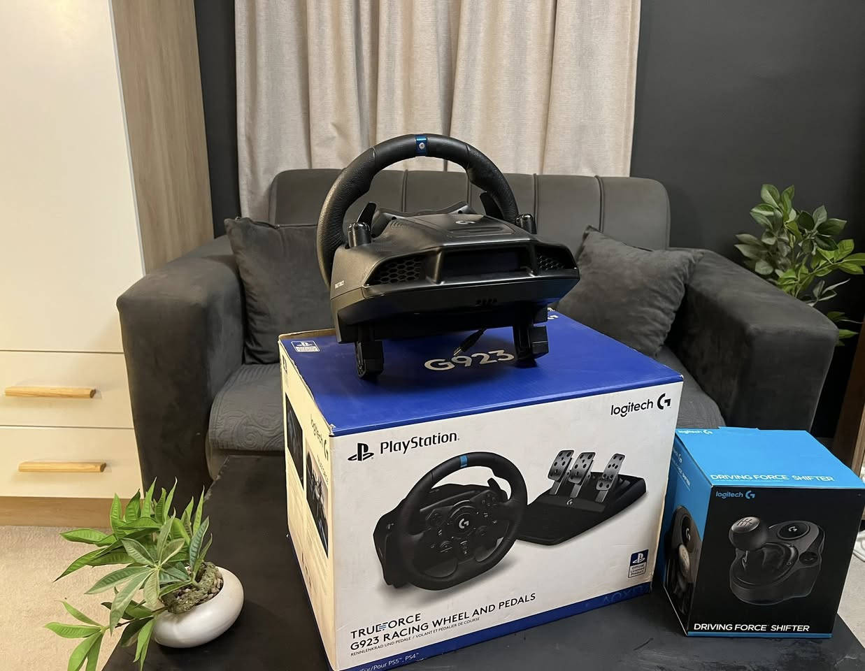 سلام عليكم
دركسون g923 
 للبيع دركسون لوجيتك مع الكير كامل بدون اي نقص نظافة 100%  
Logitech G923 TrueForce + Driving Force Shifter (باكج كامل)

إصدار PlayStation يدعم PS4 / PS5 / PC.

استعمال نظيف على كد اسبوع ، بالكارتون وبعدهن بالجيس.

فيديو توضيحي للشد:
https://youtu.be/IMFEGNnN0yI?si=eiYDJUoTSYMYGjB3

سبب البيع: عدم التفرغ.

نزلت من سعرة هواي لان مستعجل جنت عارضة ب500
السعر الحالي 300 وبي مجال 

متلكة هيج سعر بهالنظافة 
مكان بغداد
تفضل عالواتس *********** 
او تفضل خاص
