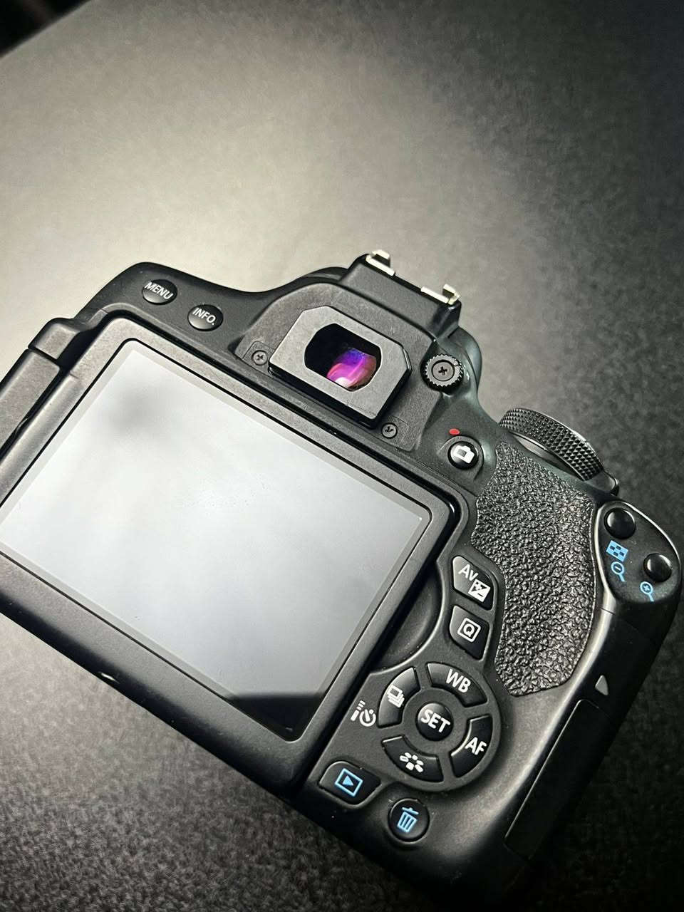كامره كانون 750d للبيع
ملحقاته 

بطاريه1

شاحنه 

حزام كتف طويل

عدسه 50mm

سعره 400الف قابل للتفاوض

للعلم الكامره اشتريته جديده ما مستعملته هواي 

للاستفسار علق اني ادخلكلان خاف الخاص ما يفتح عدكم


**إذا كنت صاحب هذا الإعلان وتريد حذفه لأي سبب، رجاءا أرسل رسالة إلى الدعم الفني**