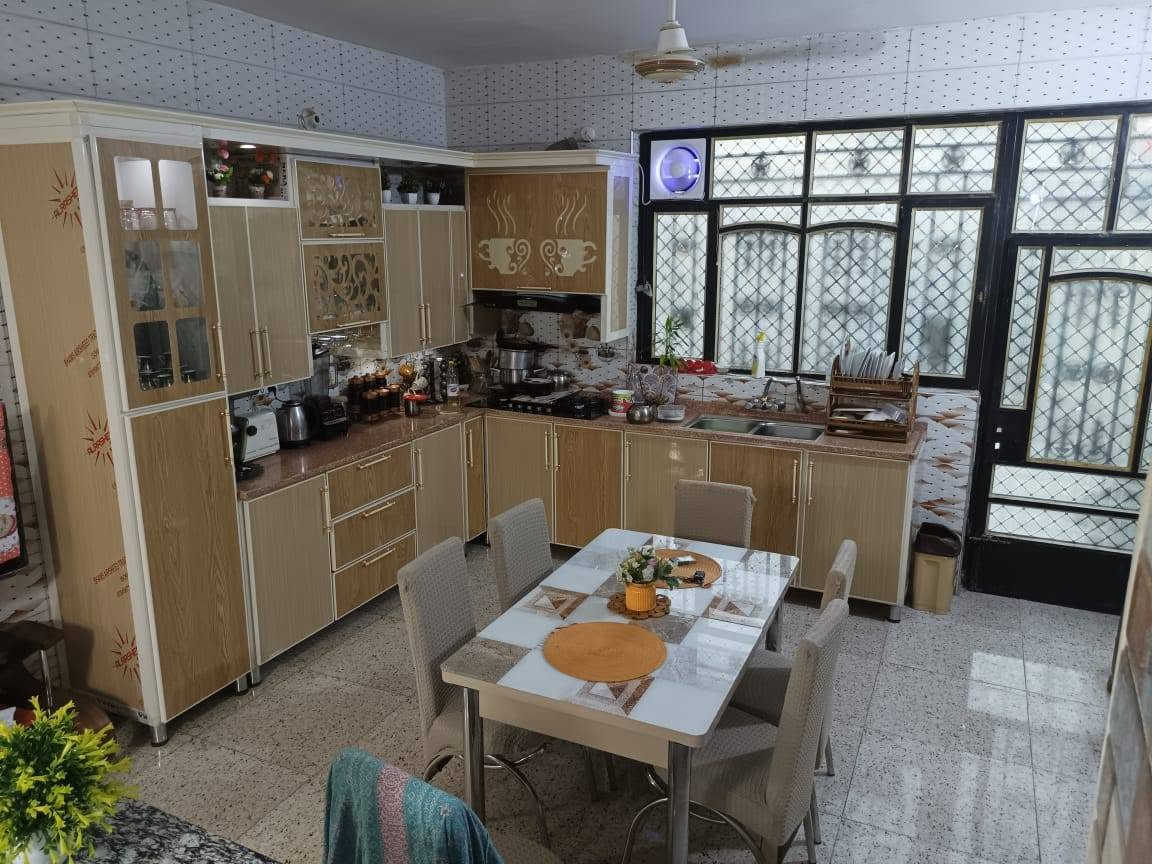 بيت ٢٠٠ متر للايجار حي المواصلات (زراعي)قرب جامع خديجة يتكون طابقين
الطابق الارضي  طرمه.. استقبال.. مطبخ... حولي.. غرفتين نوم.. حمام.. مناور ٢

الطابق الاول.. حولي.. غرفتين نوم.. حمام

السعر 750 الف
للاستفسار التواصل على الرقم ***********
