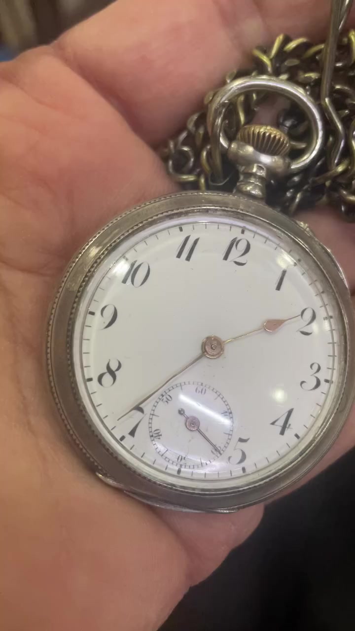 ساعتين جيبيات سويسريات الحركة تكويك 
الأولى أم السلسله الهيكل كامل فضه عيار 800 مختوم
القطر 48 ملم 
انتاج 1884الى 1900
وقت جداً مضبوط
الثانيه بدون سلسله سويسريه
انتاج عام 1924  
الهيكل مصنوع من الأستيل والكروم المقاوم للصدأ
تعمل بشكل ممتاز 
القطر 53 ملم 
السعر راسلني خاص وتدلل
*********** 
المكان كركوك يوجد توصيل

