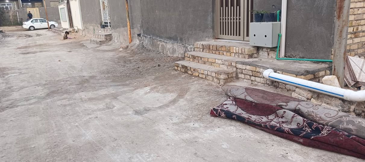 السلام عليكم 
بيت 140م زراعي سند 25 اقرار محكمة في منطقة الجربوعية الثانية جهت الزراعي قرب شارع السيد علي الضاهر يتكون البيت من غرفتين وصالة وستقبال ومطبخ وصحيات داخليه وخارجيه وطارمه البناء طابوك والسقف عكاده ارضية صب السعر او أي ستفسار مراجعة مكتب الحي للعقارات والمقاولات العامة او الاتصال (***********)
