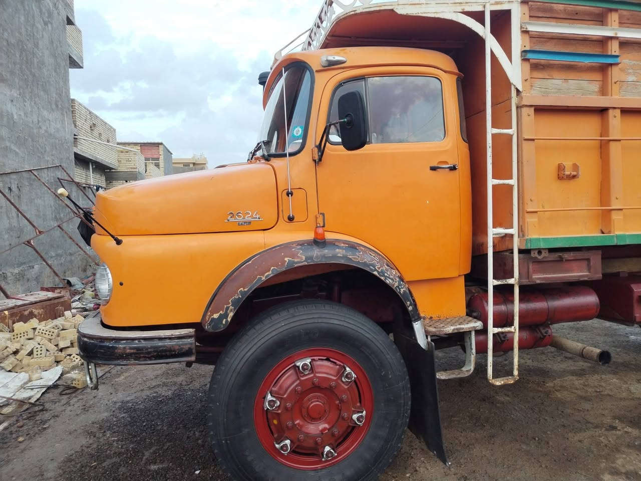 السلام عليكم للبيع سكس شاصي موديل 80 وضع شركة سياراة مكفولة كفالة عامة محرك كير كلة شركه للاستفسار اتصل ***********
