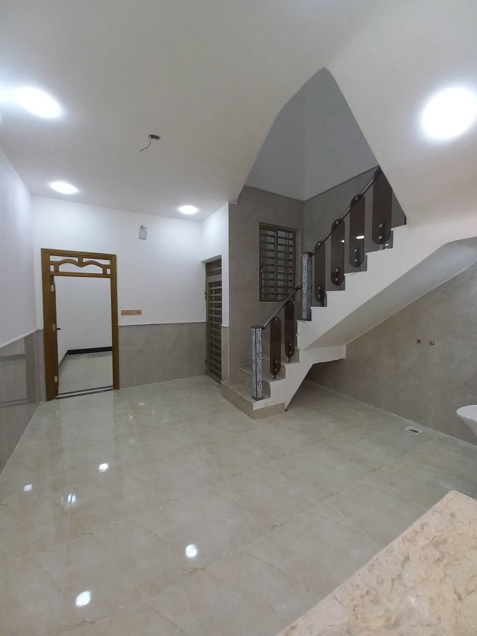 دار للبيع  احي الغدير قرب الشارع العام  المساحه ١٠٠متر طولاني طابق واحد بناء حديث الاتصال عله الرقم ***********
