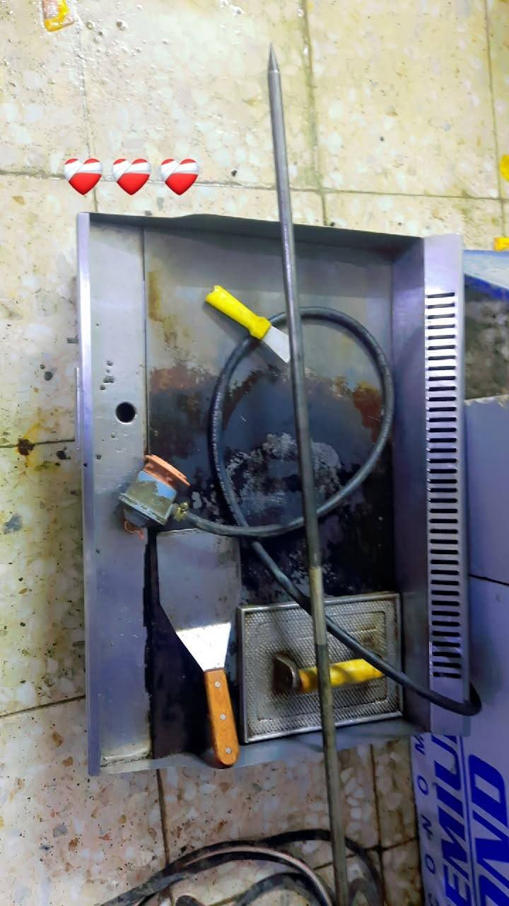 السلام عليكم غراض مطعم  جدر كنتاكي وعجانة ومال همبركروغلاط وفرن بيتزا طابقين مشواية كص مشواية دجاج كلة نضيف موهواي مستعمل الشراي يتصل***********
