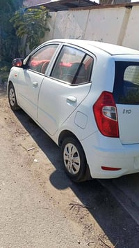 سيارة هيونداي  I10 ماشية 59 الف  لون ابيض بدون صبغ   الرقم بغداد  سيار...