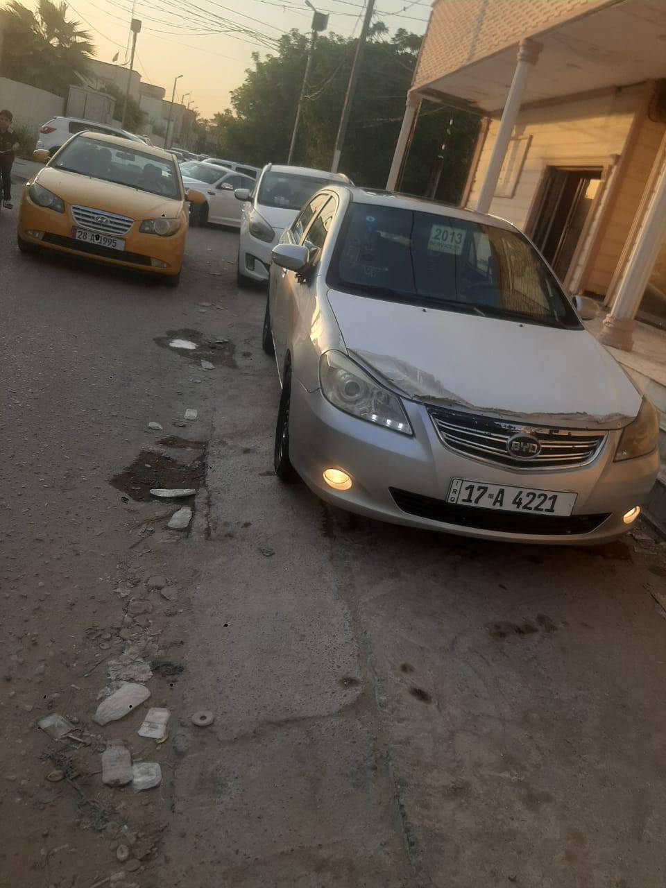 اسلام عليك بي واي دي موديل 13 سياره مكفوله كير ومكينه وحداديه شرط ماعده طخه بلباب الاخير رقم انكليزي سياره مفوله السعر 50 وبيهه مجال الجناي مكان السياره ديوانيه دغاره 
رقم الهاتف ***********
