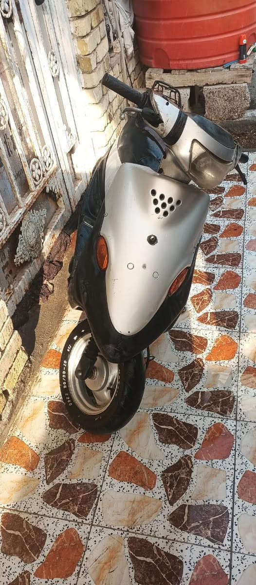 دراجة 9 زروف مكينة نظيفة وناعمة وتخبل الدراجة نقصها باتري بس الايت والاشاير والهورن شغالات 
المكان الجزيرة
رقم الهاتف /***********
