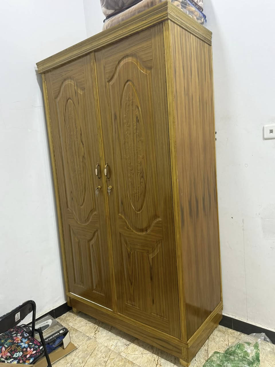 كنتور خشب صاج نوعية زينة بابين مستعمل شهر واحد بس استعمال كولش قليل ونظافة ١٠٠٪؜ والصور والفيديو واضح كولش السعر ١٠٠ وبي مجال للاستفسار *********** عنوان القبلة
