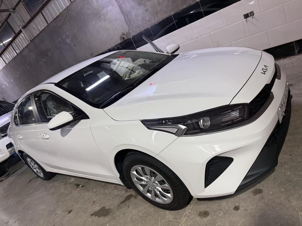 سيراتو 2023
مكفولة كفالة عامة 
ماشيه ٦٩
محرك ٢٠٠٠
داخل لونين
قطعتين تبريد 
شاشه
حساسات خلفية
مانع انزلاق
حساس اطارات 
لد نهاري
السعر177$ وبيها مجال بسيط

***********
