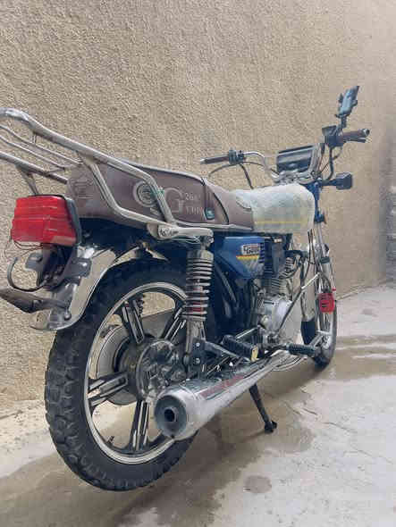 السلام عليكم
دراجه سيفان م24
محرك ما مفتوح شرط
دراجه خير من الله محرك200
اوراقها كامله دراجه كامله مابيها اي نقص 
مكاني دوره سعر 550
***********
