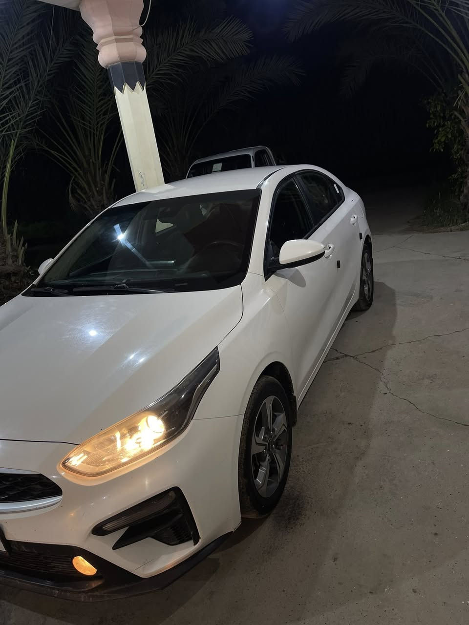 السلام عليكم سيارة سيراتو خليجي موديل 2020 السيارة كفالة عامة بيه بس شبر بالجاملغ الخلفي سيارة كاعدة وجاهزه مابيه اي نقص رقم بغداد دولي باسمي تحويل ثاني يوم عنوان السيارة بغداد اليوسفية السعر 145$ وبيه مجال بسيط ***********
